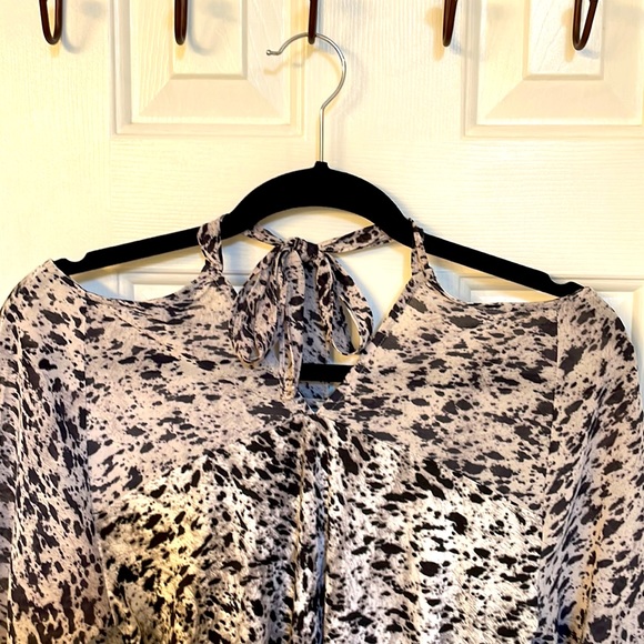 Ann Taylor Black Cold Shoulder Top w/ Tie Sash in Back at Neck - Picture 2 of 10